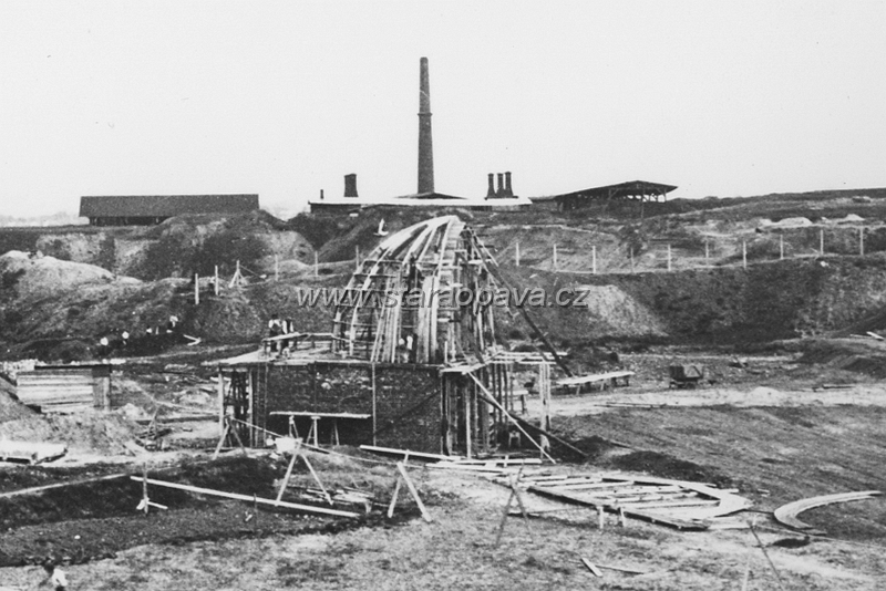 bozenynemcove (28).jpg - Stavba budovy stadionu. Zvětšený detail z předchozí fotografie.